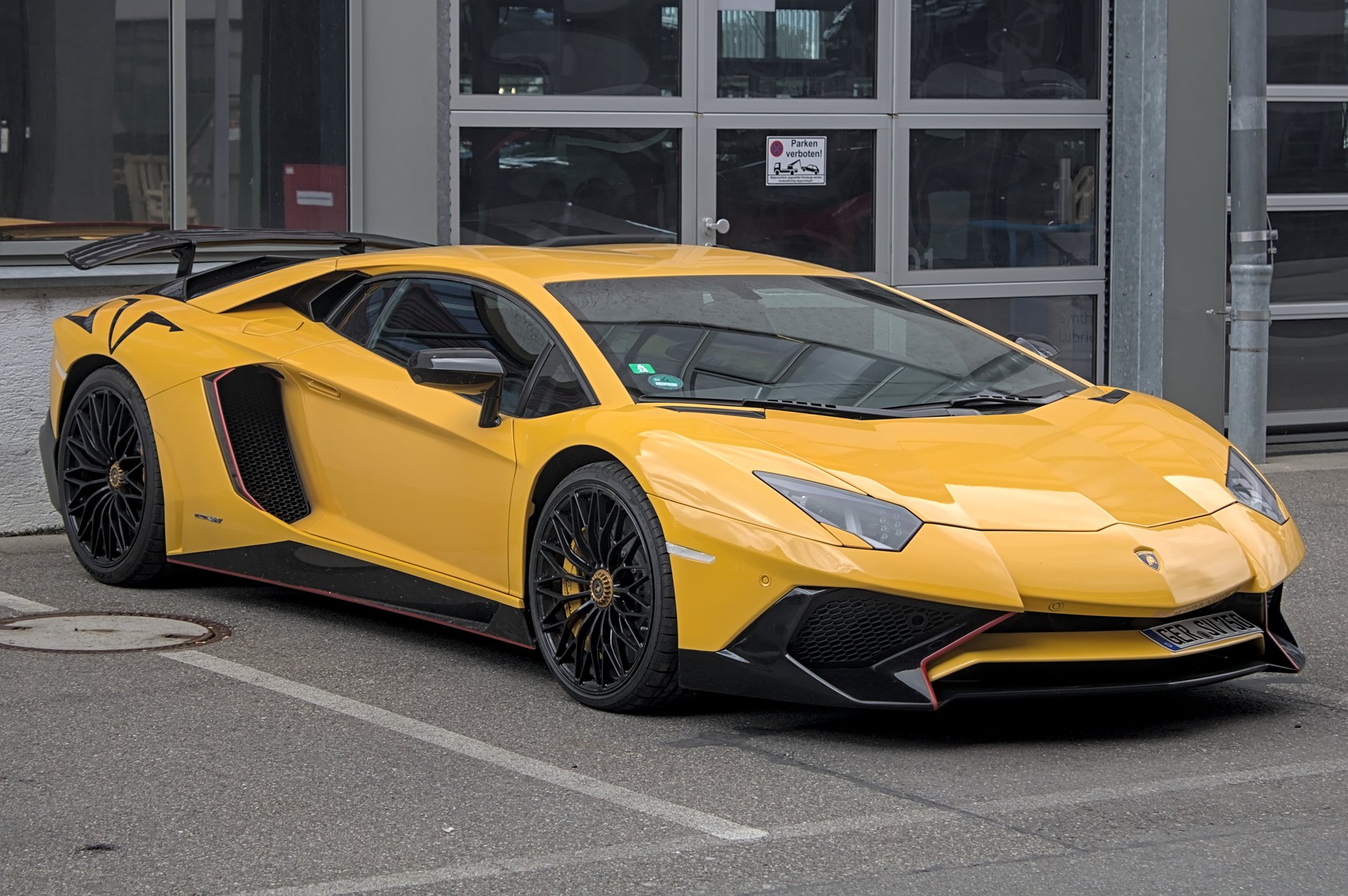 Lamborghini Aventador — силуэт суперкара на тёмном фоне